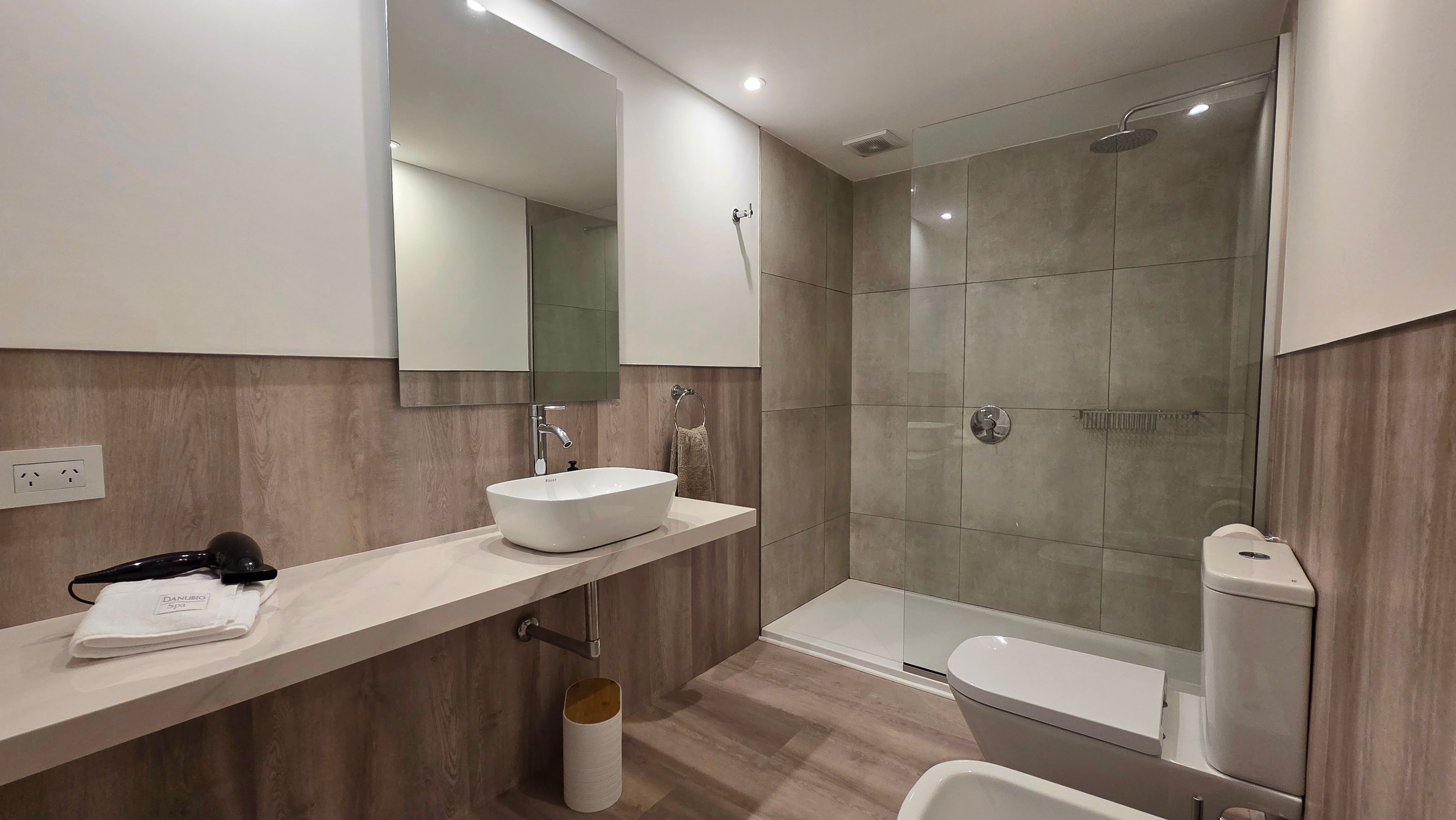 Baño en suite con ducha